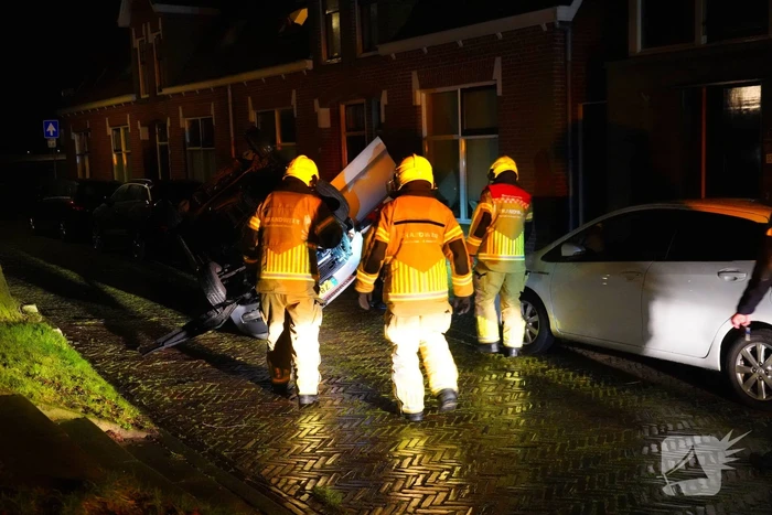 Auto belandt op de kop na ongeval