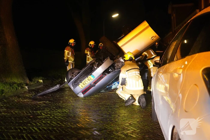 Auto belandt op de kop na ongeval