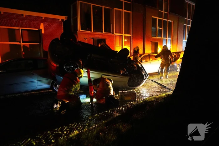 Auto belandt op de kop na ongeval