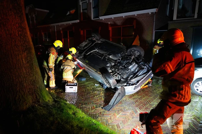 Auto belandt op de kop na ongeval