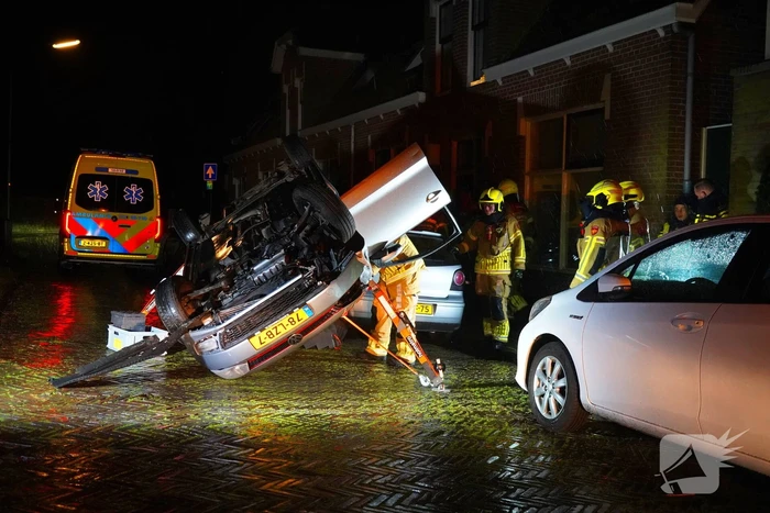 Auto belandt op de kop na ongeval