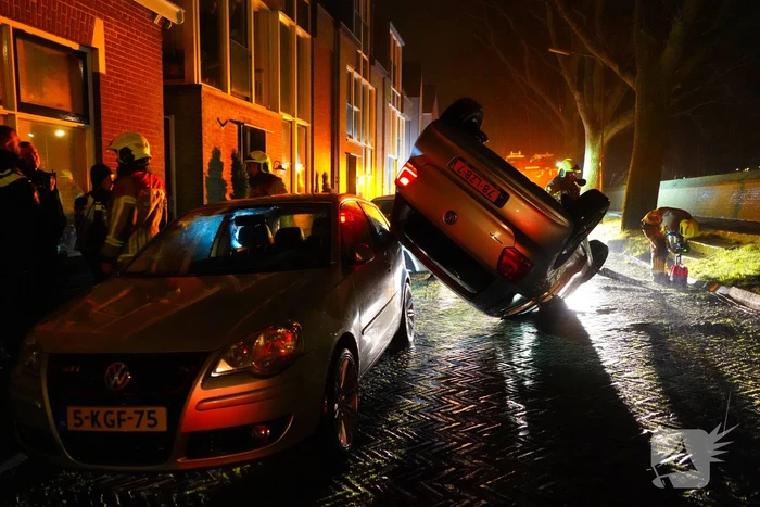 Auto belandt op de kop na ongeval