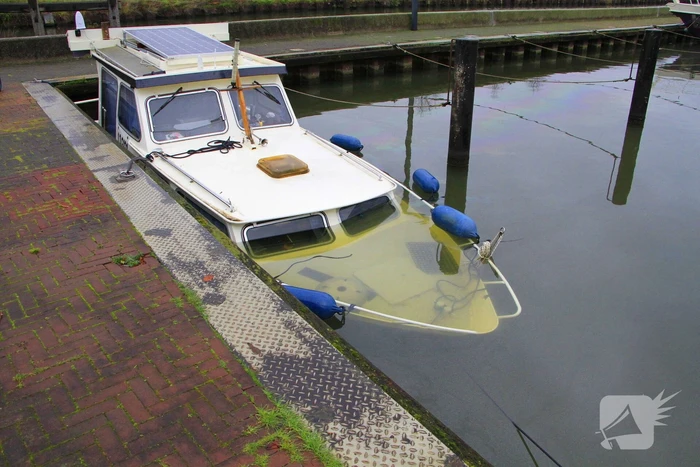Boot verdwijnt onder water in haven, berging trekt veel bekijks