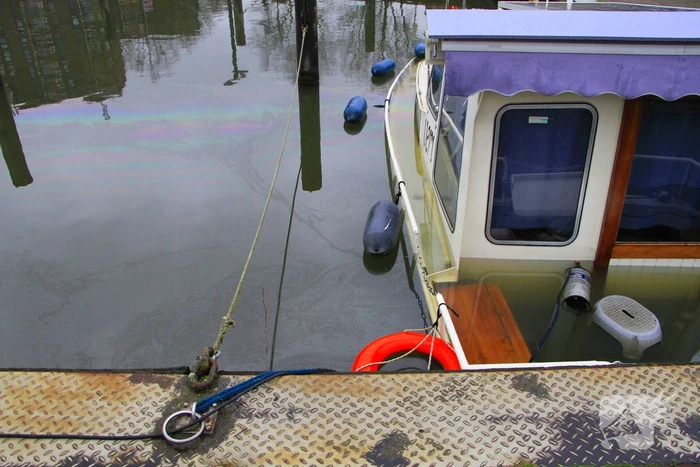Boot verdwijnt onder water in haven, berging trekt veel bekijks