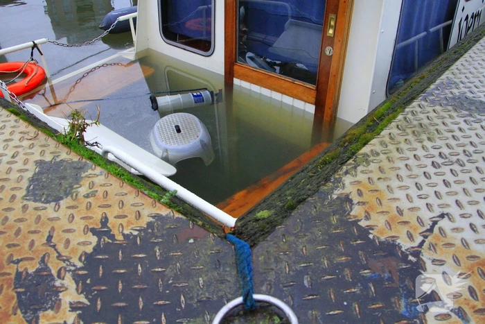 Boot verdwijnt onder water in haven, berging trekt veel bekijks