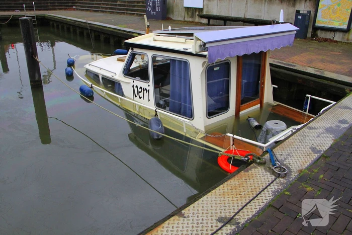Boot verdwijnt onder water in haven, berging trekt veel bekijks
