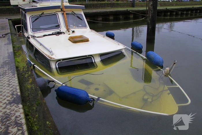 Boot verdwijnt onder water in haven, berging trekt veel bekijks