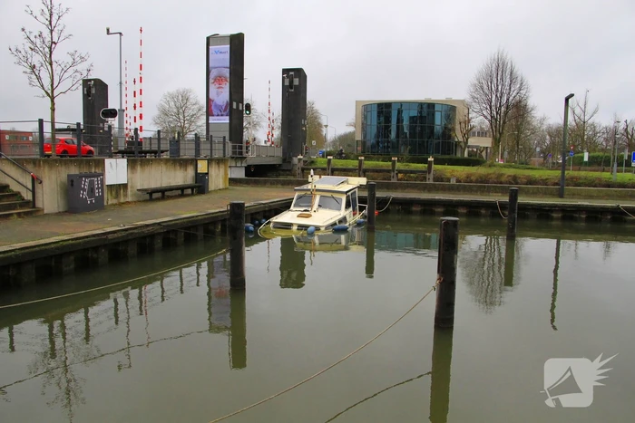 Boot verdwijnt onder water in haven, berging trekt veel bekijks