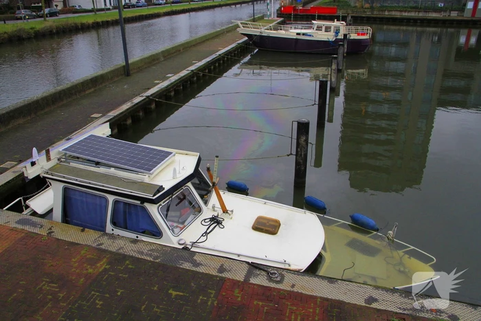 Boot verdwijnt onder water in haven, berging trekt veel bekijks