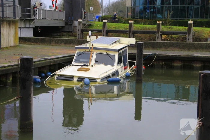 Boot verdwijnt onder water in haven, berging trekt veel bekijks