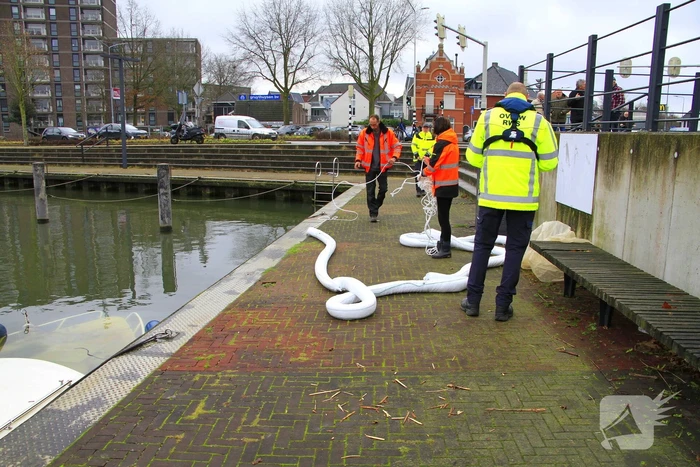 Boot verdwijnt onder water in haven, berging trekt veel bekijks