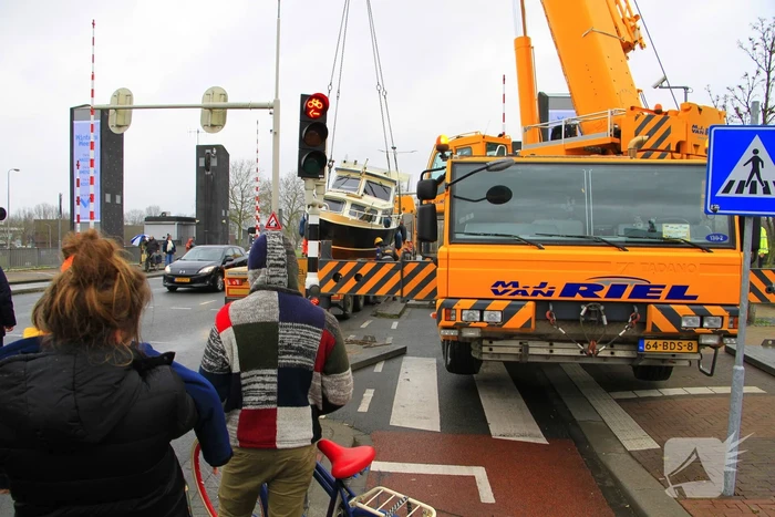 Boot verdwijnt onder water in haven, berging trekt veel bekijks