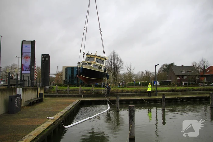 Boot verdwijnt onder water in haven, berging trekt veel bekijks