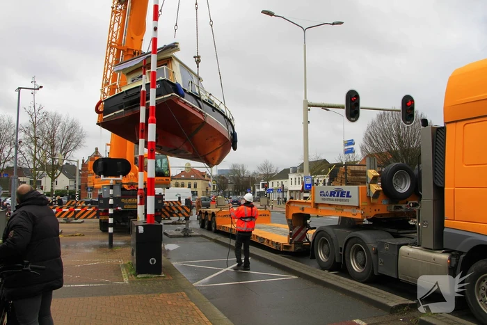 Boot verdwijnt onder water in haven, berging trekt veel bekijks