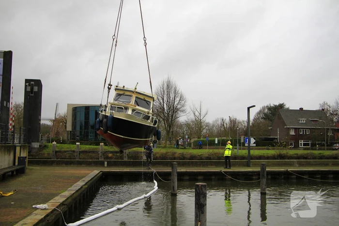 Boot verdwijnt onder water in haven, berging trekt veel bekijks