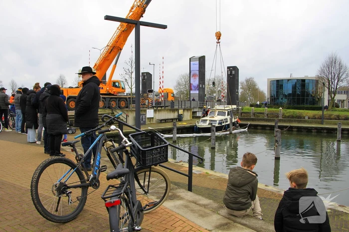 Boot verdwijnt onder water in haven, berging trekt veel bekijks