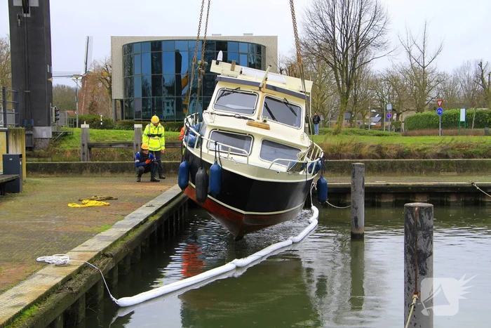 Boot verdwijnt onder water in haven, berging trekt veel bekijks