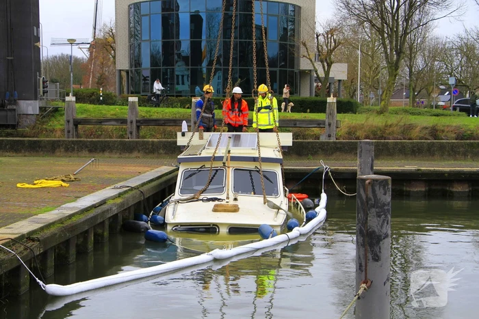 Boot verdwijnt onder water in haven, berging trekt veel bekijks