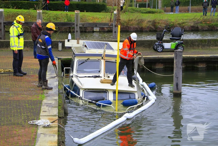 Boot verdwijnt onder water in haven, berging trekt veel bekijks