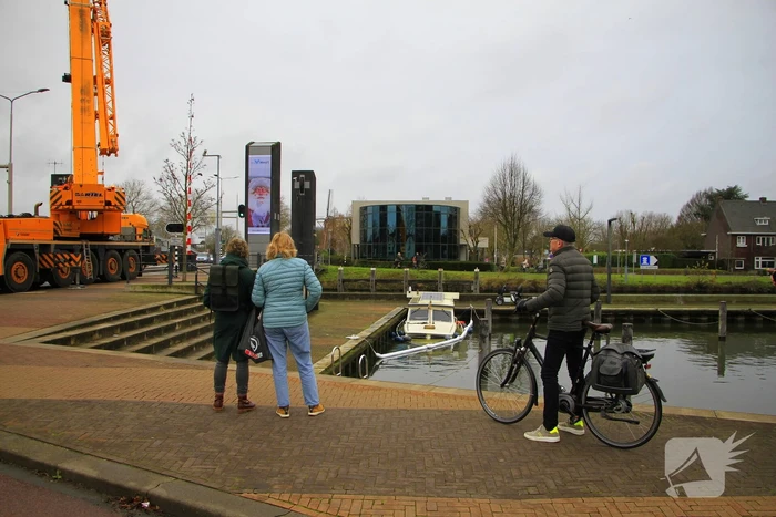 Boot verdwijnt onder water in haven, berging trekt veel bekijks