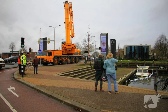 Boot verdwijnt onder water in haven, berging trekt veel bekijks