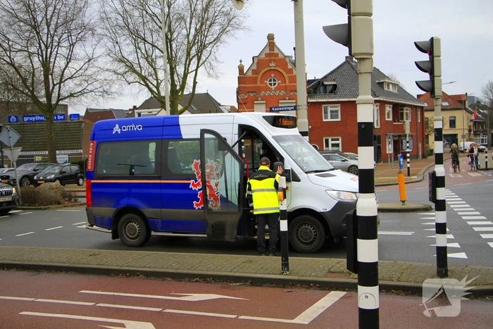 Boot verdwijnt onder water in haven, berging trekt veel bekijks