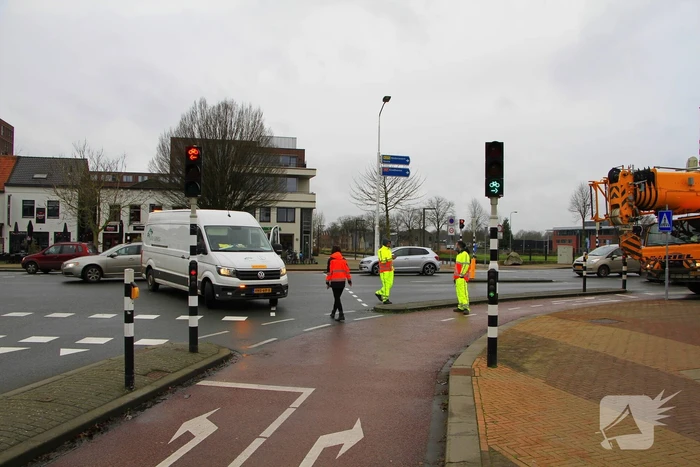 Boot verdwijnt onder water in haven, berging trekt veel bekijks