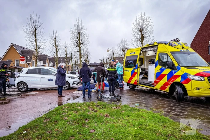 Jongedame op step aangereden door auto
