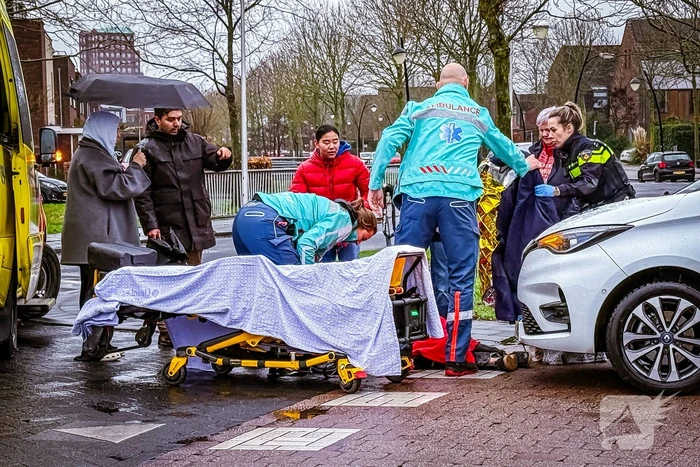 Jongedame op step aangereden door auto