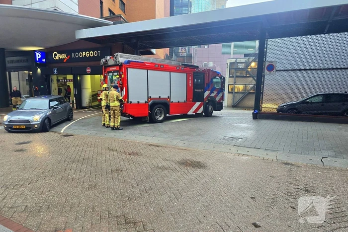 Brandweer groots ingezet voor mogelijke brand in parkeergarage
