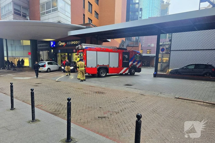 Brandweer groots ingezet voor mogelijke brand in parkeergarage