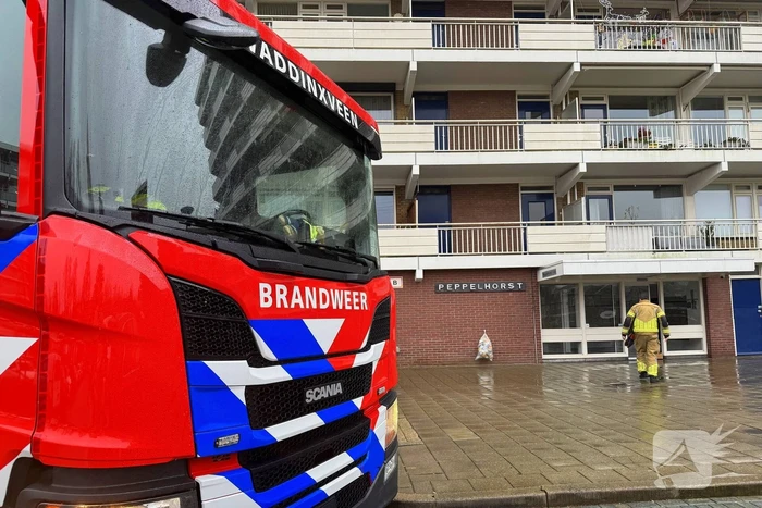 Wateroverlast in flatgebouw, brandweer zet waterstofzuigers in