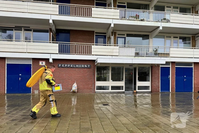Wateroverlast in flatgebouw, brandweer zet waterstofzuigers in