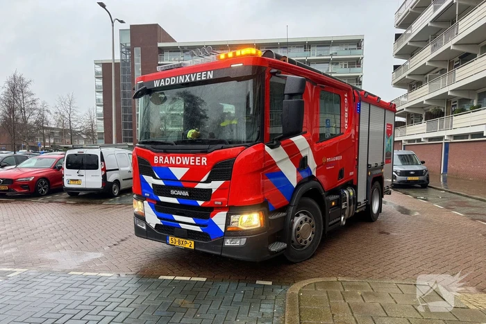 Wateroverlast in flatgebouw, brandweer zet waterstofzuigers in