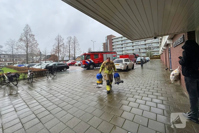 Wateroverlast in flatgebouw, brandweer zet waterstofzuigers in