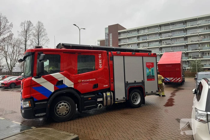 Wateroverlast in flatgebouw, brandweer zet waterstofzuigers in
