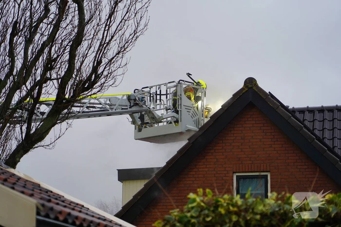 Veel rook bij brand in dak van woning