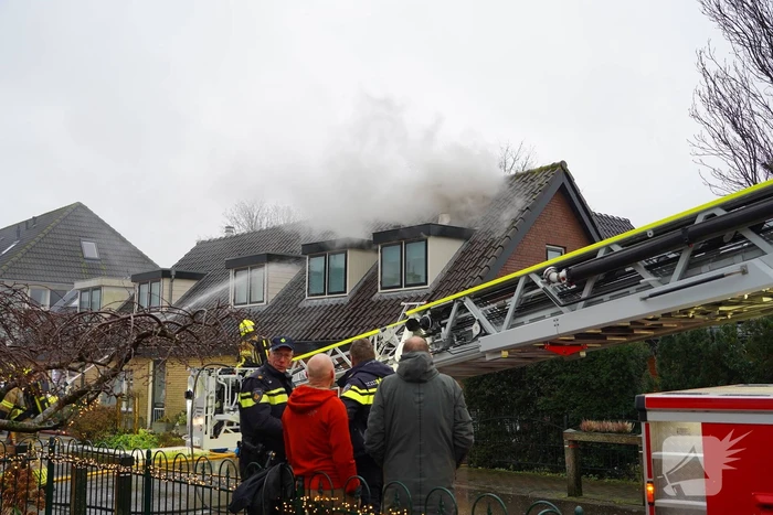 Veel rook bij brand in dak van woning