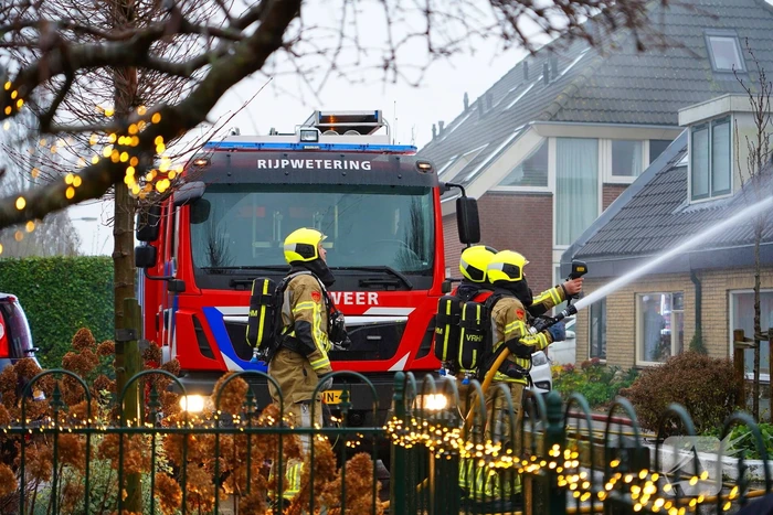 Veel rook bij brand in dak van woning