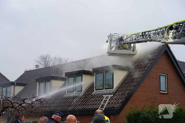 Veel rook bij brand in dak van woning