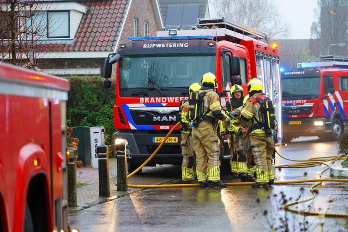Veel rook bij brand in dak van woning