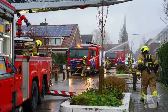 Veel rook bij brand in dak van woning