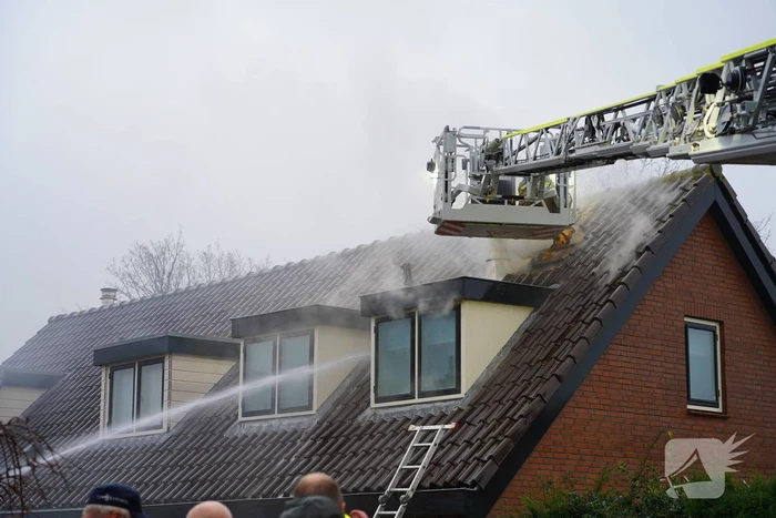 Veel rook bij brand in dak van woning