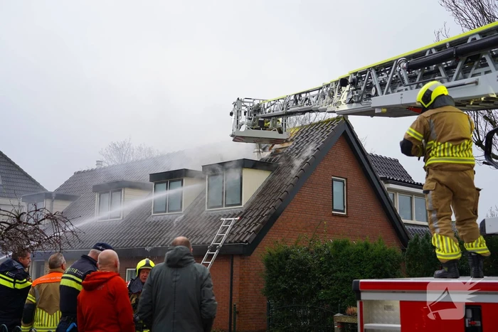 Veel rook bij brand in dak van woning