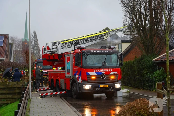 Veel rook bij brand in dak van woning