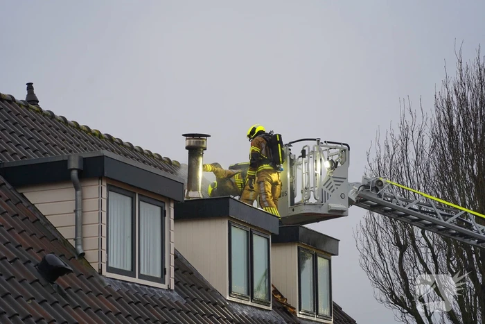 Veel rook bij brand in dak van woning