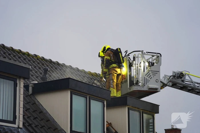 Veel rook bij brand in dak van woning