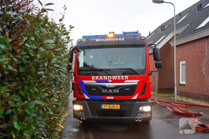 Veel rook bij brand in dak van woning