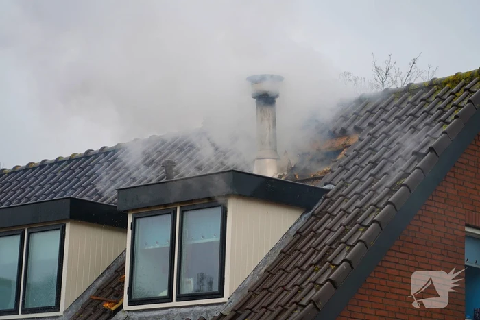 Veel rook bij brand in dak van woning