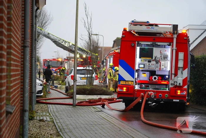 Veel rook bij brand in dak van woning